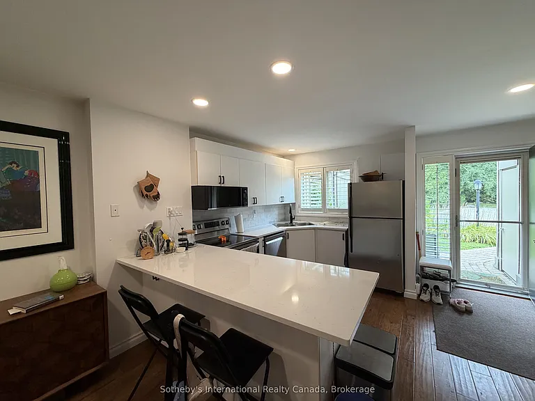 589 Oxbow Cres — Photo 2