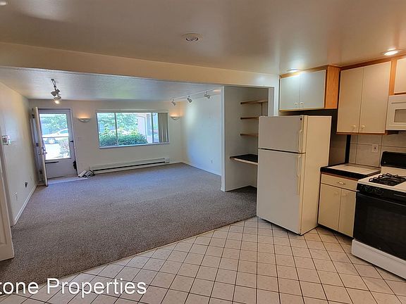 3rd image of 1001 N 109th St APT D