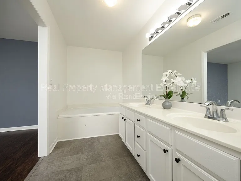 521 Renshaw Ct — Photo 18