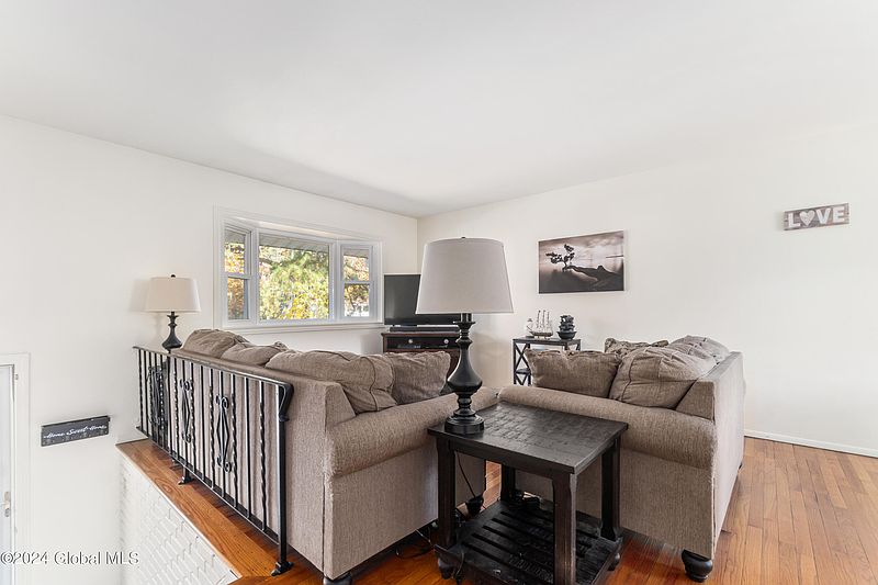 4th image of 6 Surrey Lane