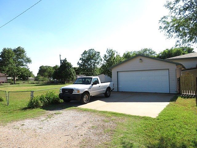2nd image of 801 W Hazel Ave