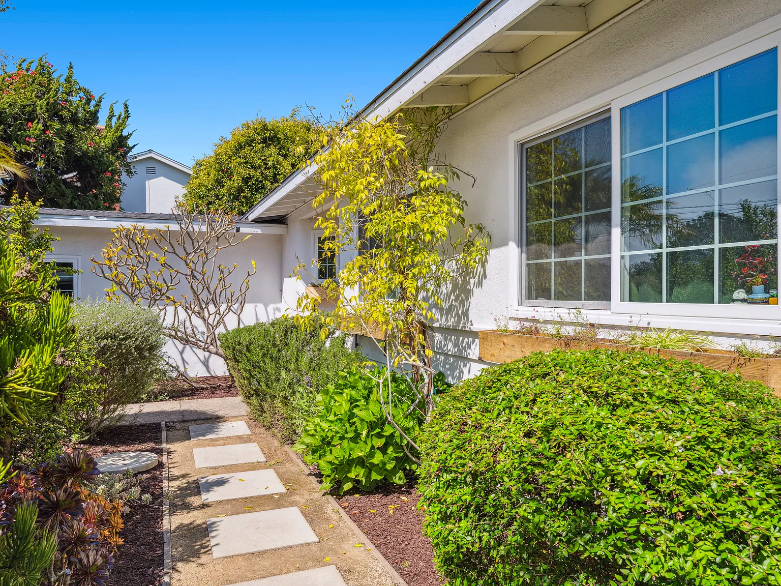1433 Hymettus Ave — Photo 4