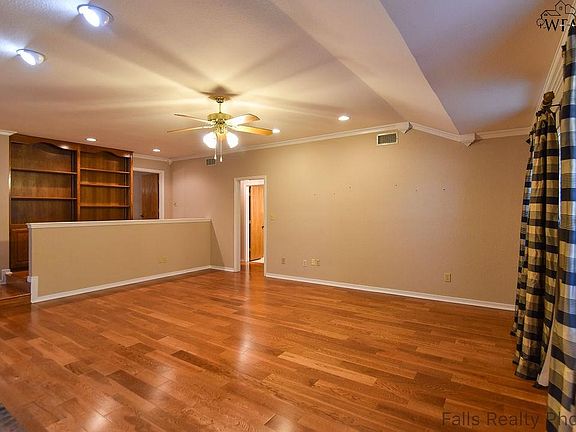 3rd image of 1701 Tanglewood Dr