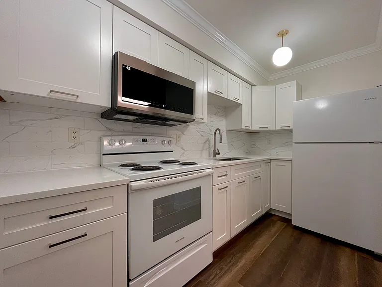 10580 Holly Park Ln #10580 — Photo 3