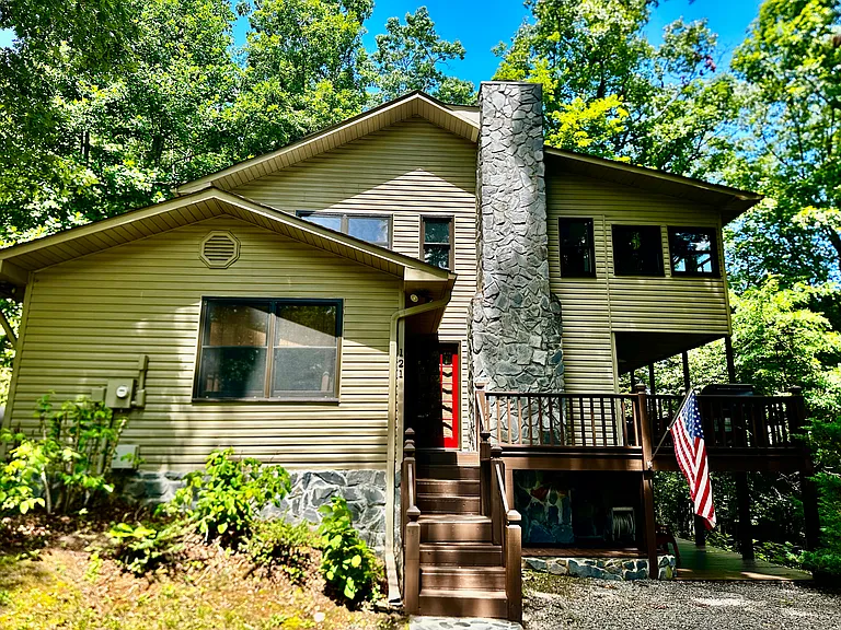 121 Woodstock Dr — Photo 1