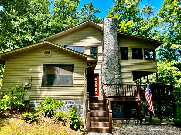 121 Woodstock Dr, Blue Ridge, GA 30513