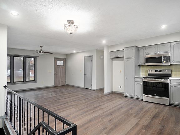 3rd image of 963 S Mission Cir