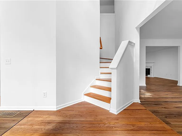 80 Castle Ct — Photo 27
