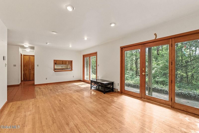 4th image of 368 Murray Hill Road
