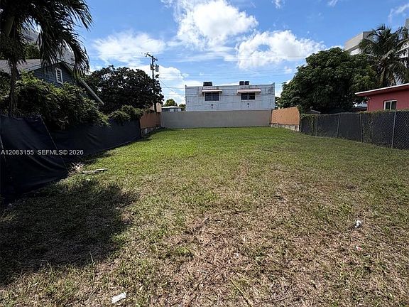 3rd image of 816 NW 21st Ct