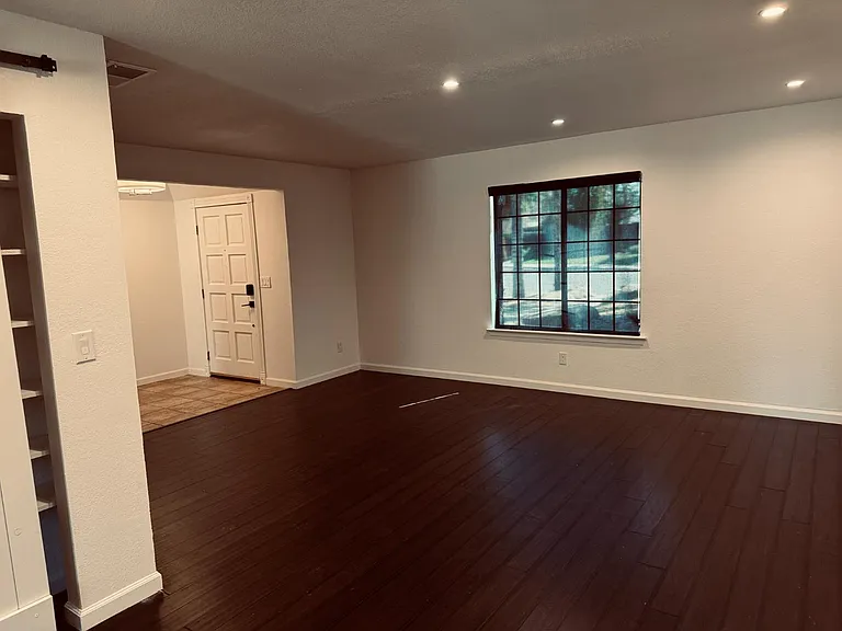 9356 N Barton Ave — Photo 5
