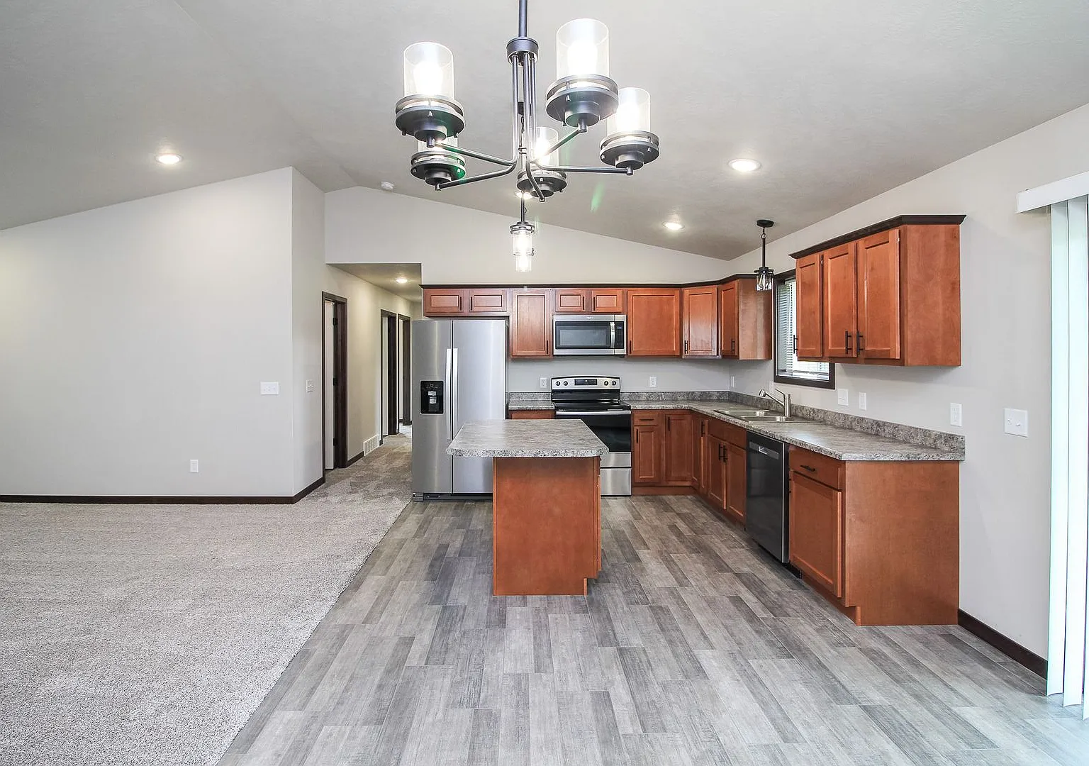 610 Samantha Condos — Photo 2