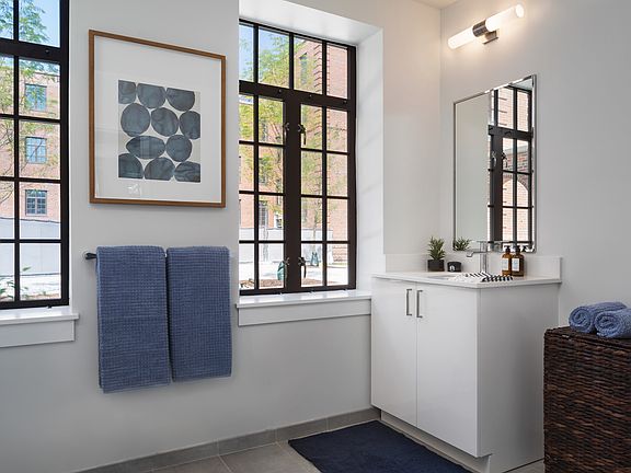 3rd image of 2808 N Leavitt St #101