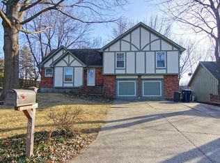 904 NW Woodview Cir, Blue Springs, MO 64015