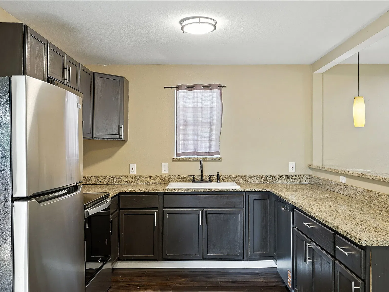 3 bed, 1250 sqft, $2,000 — Photo 4