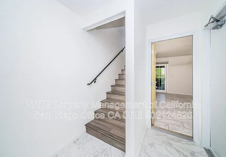 7525 Jerez Ct #H — Photo 11
