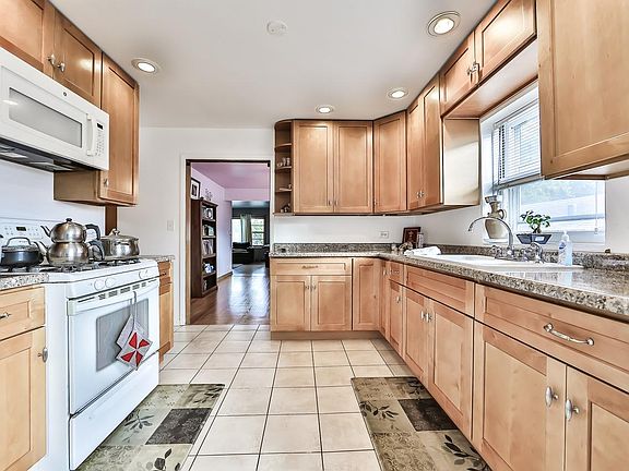 4th image of 6340 N Albany Ave #3