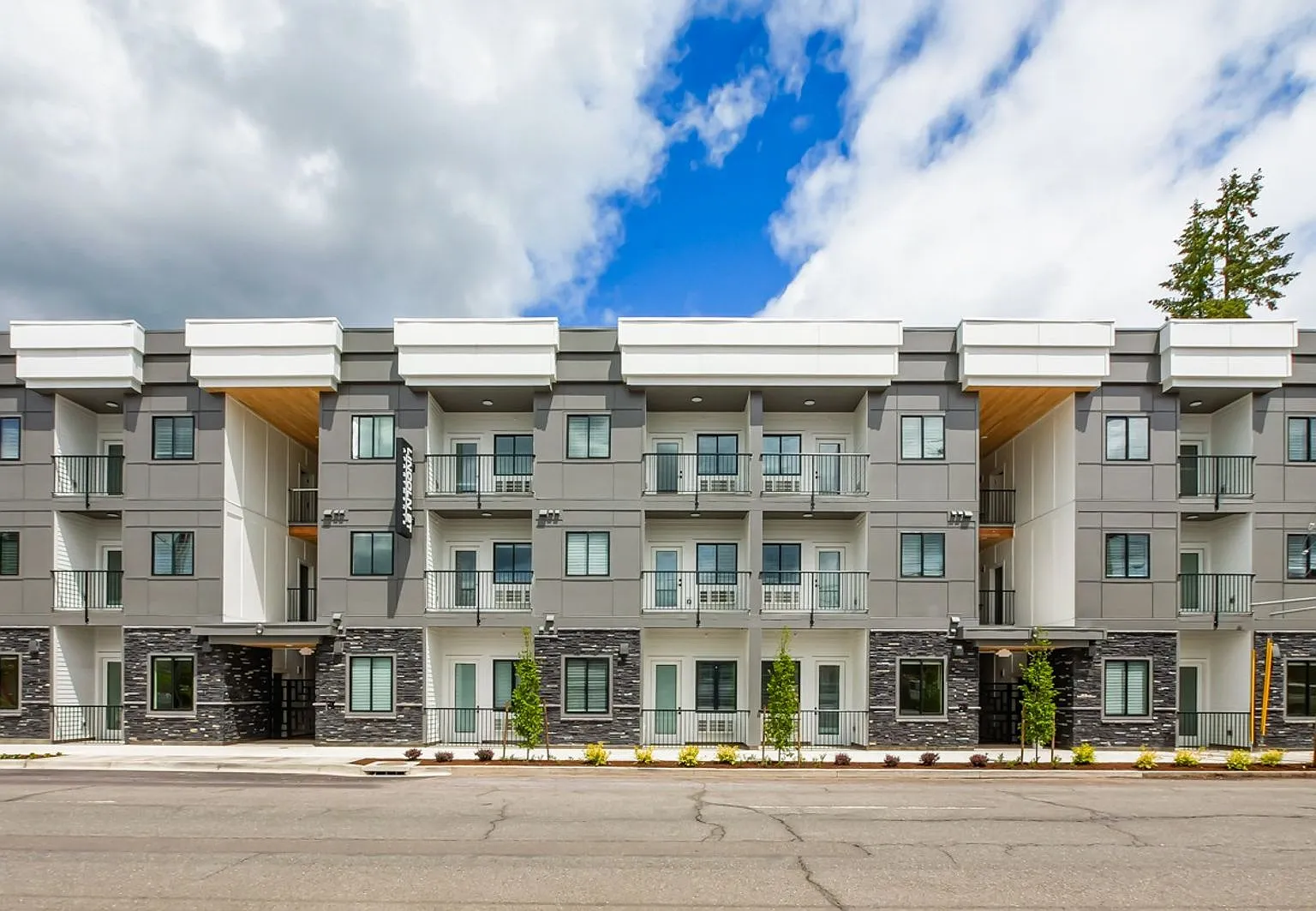Lincoln Street Apartments — Photo 1