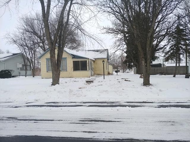 1st image of 213 4th Ave N