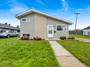 318 E Maple Ave, Roselle, IL 60172