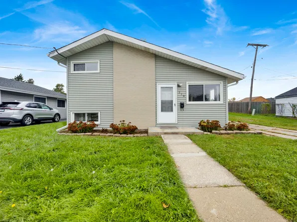 318 E Maple Ave, Roselle, IL 60172