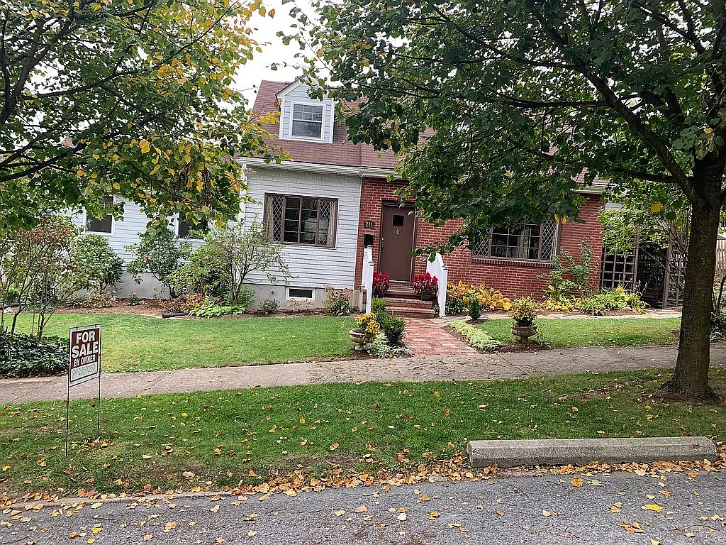 211 Olive St photo 1