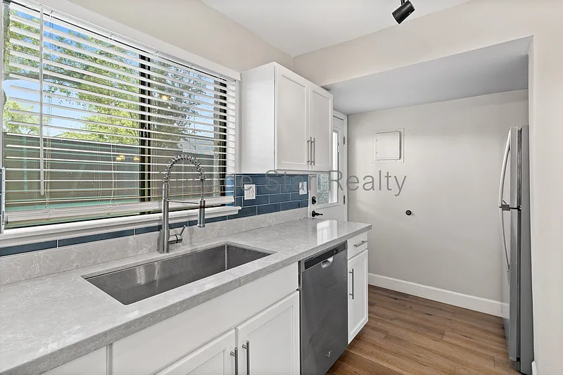 2 bed, 2.0 bath, 990 sqft, $1,950 — Photo 4