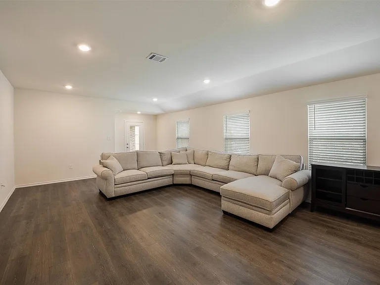 2952 Lawson Dr — Photo 4
