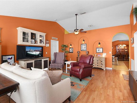 3rd image of 817 SW Kappa Ave