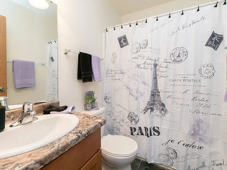Fargo, ND White Ridge Apartments | Bathroom
