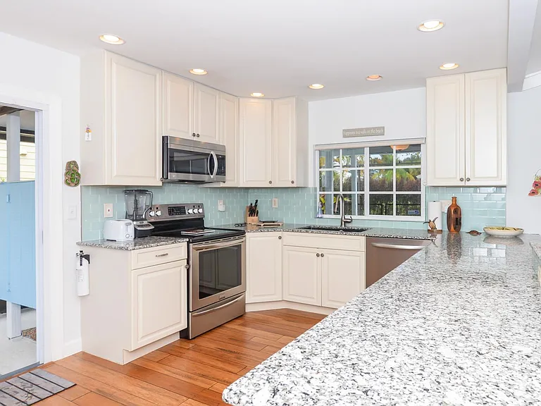 4051 NE Breakwater Dr — Photo 38