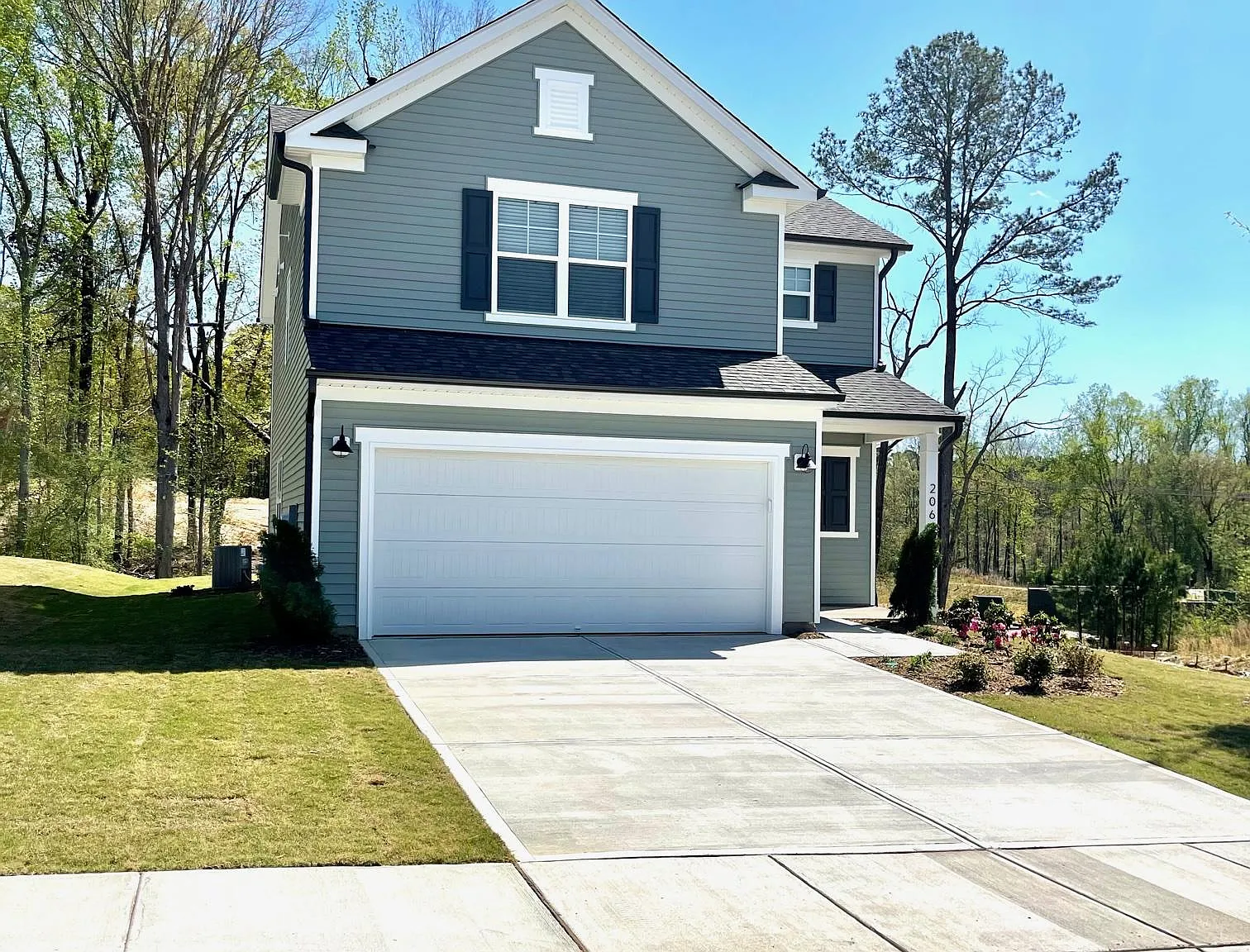 4 bed, 2100 sqft, $2,020 — Photo 2
