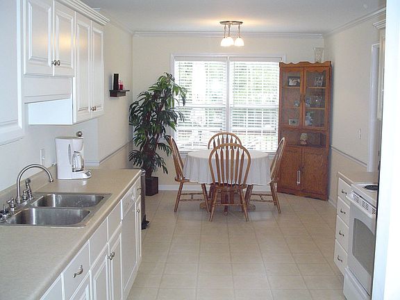 Kitchen and Breakfast