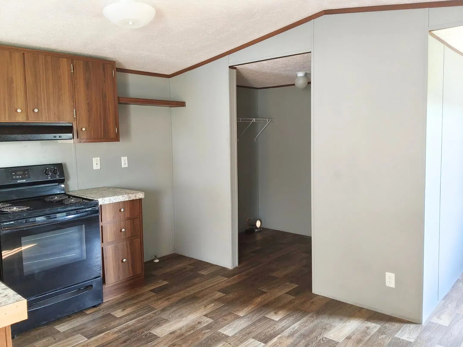 3 bed, 2.0 bath, 1064 sqft, $1,300 — Photo 3