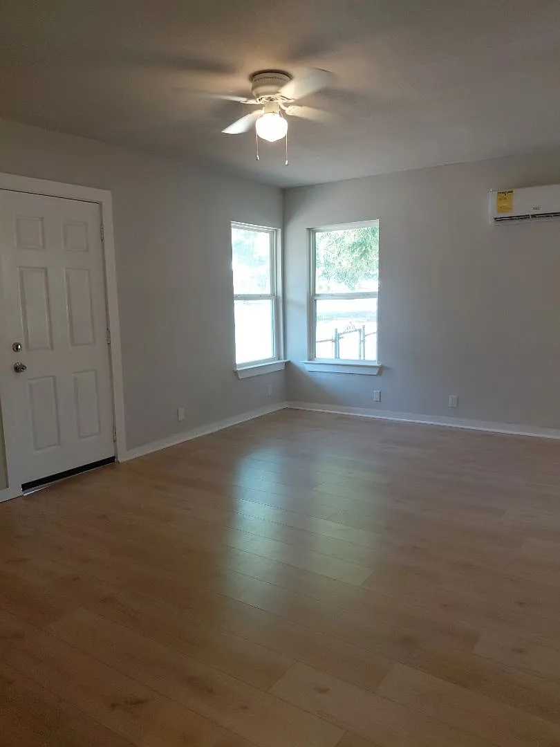 3/1 Located Near Downtown Eating & Shopping With Large Fenced Yard — Photo 3