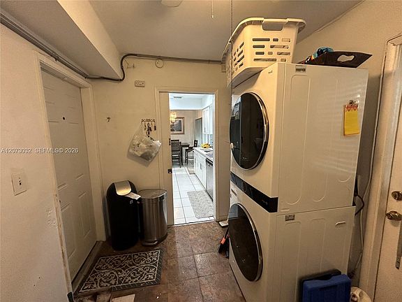 5th image of 571 SW 29th Ter