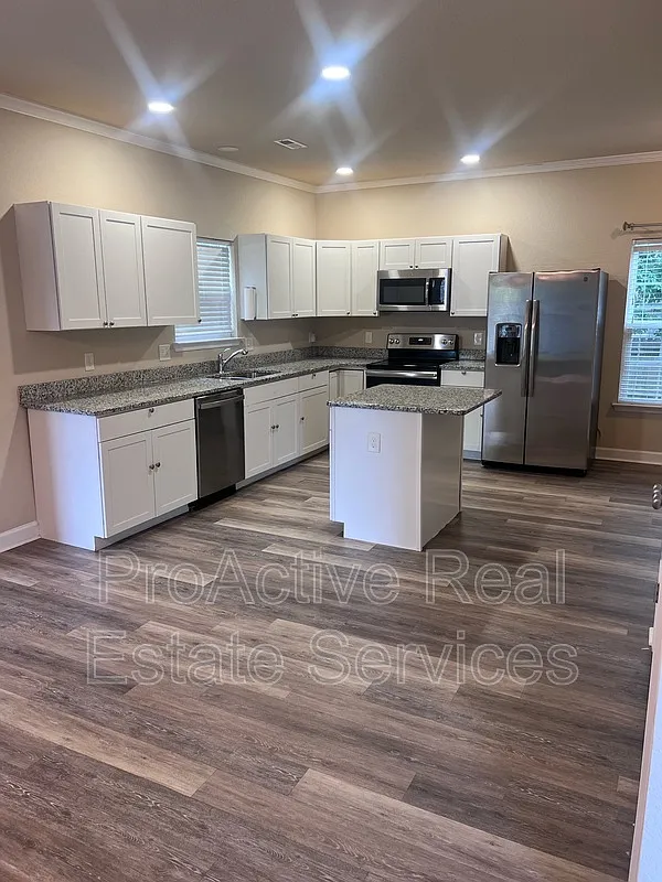 4 bed, 2.5 bath, 2200 sqft, $3,100 — Photo 2