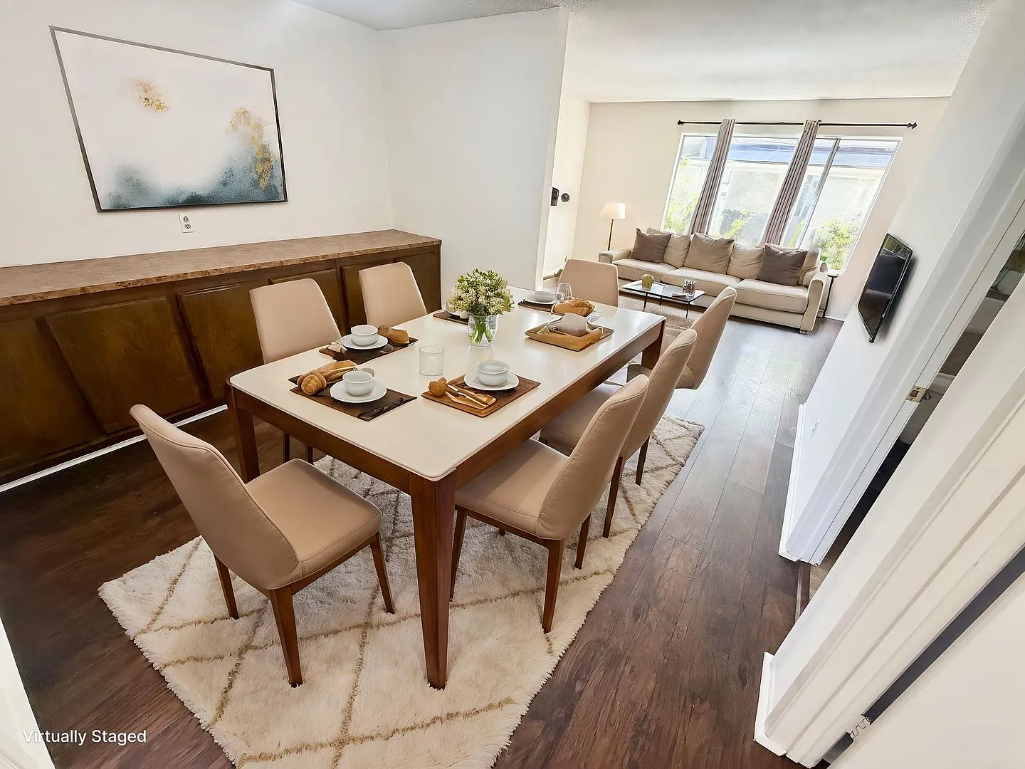 Charming 3 bed 2.5 bath Alhambra townhome with a bonus room — Photo 3
