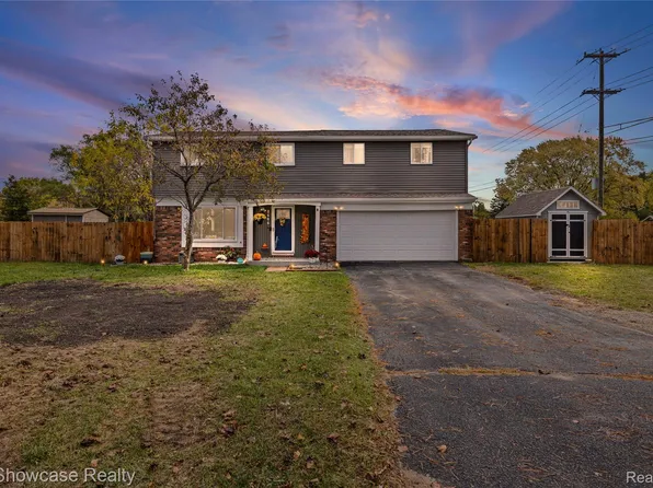 2606 Caterham Dr, Waterford, MI 48329