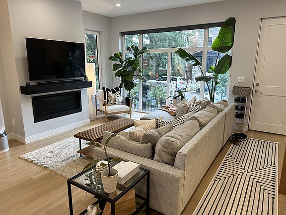 3rd image of 1423 W Catalpa Ave #1