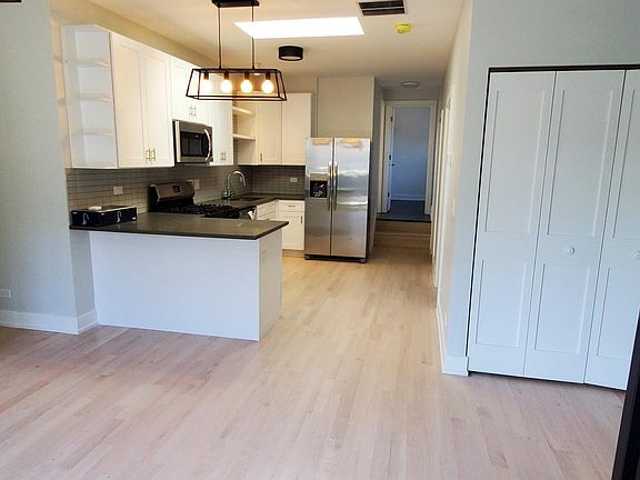 2nd image of 2839 W Montrose Ave #2R