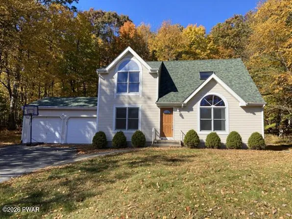 152 Lake Dr, Dingmans Ferry, PA 18328