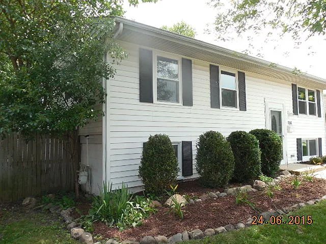 716 Surrey Dr photo 1