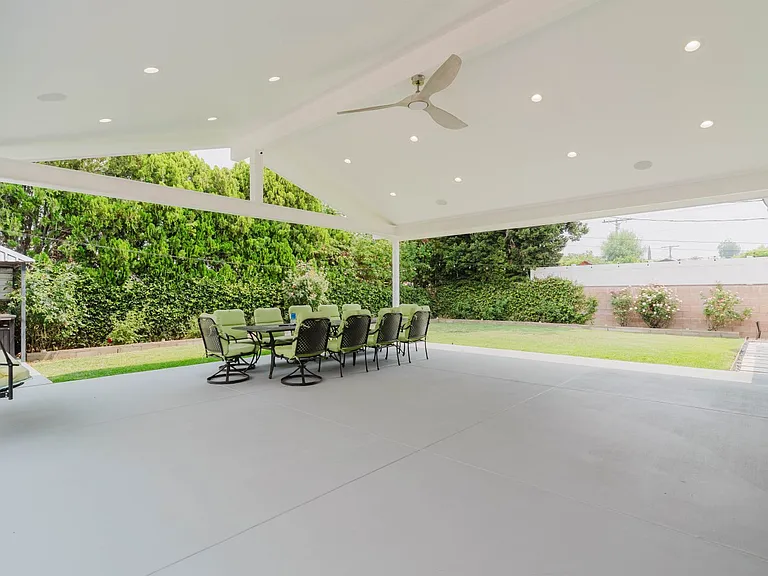 22515 Haynes St — Photo 34