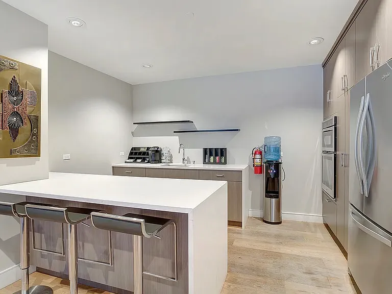 237 E 34th St #1004 — Photo 32
