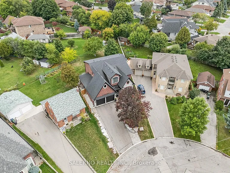 11 Compton Cres — Photo 3
