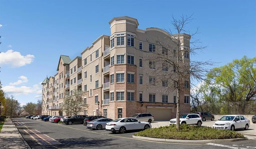 2 bed, $3,100 — Photo 1