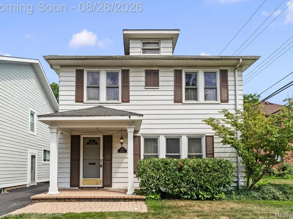 1051 Henrietta St, Birmingham, MI 48009
