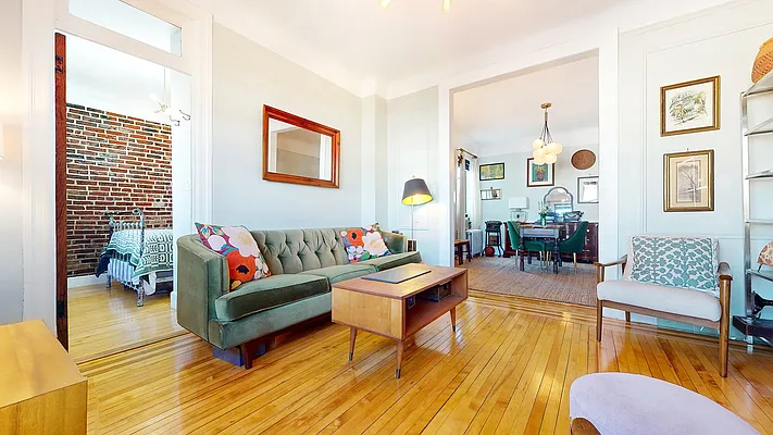 Sold by Bizzarro Agency | media 2