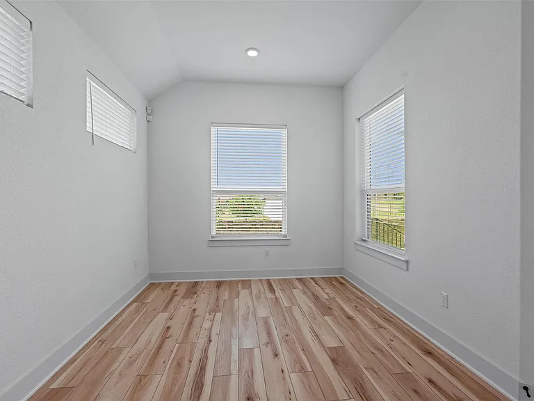 920 Hornsby Holw — Photo 12